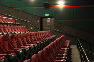 issue de secours dans la salle de cinéma