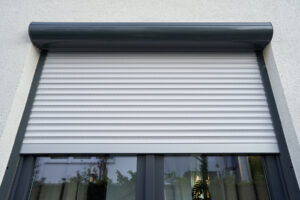 volet roulant électrique moderne sur une fenêtre au cadre gris anthracite