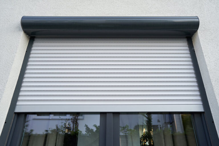 volet roulant électrique moderne sur une fenêtre au cadre gris anthracite