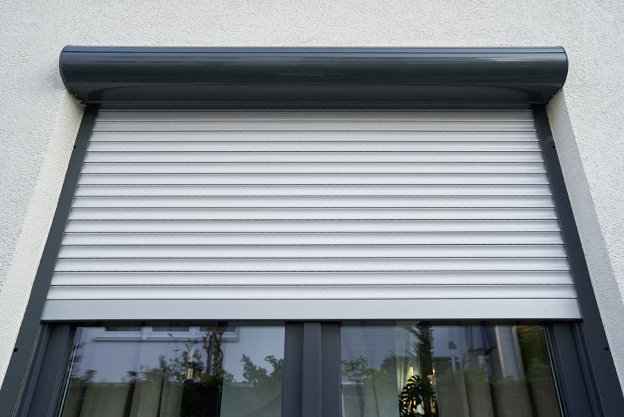 volet roulant électrique moderne sur une fenêtre au cadre gris anthracite
