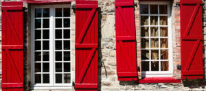 volets rouges en bois à barres et écharpes