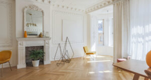 appartement de style hausmannien avec des moulures et du parquet en point de hongrie