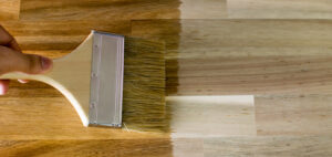 appliquer de l'huile ou du vernis sur le parquet bois avec un pinceau