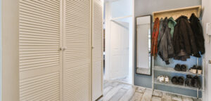 entrée de logement avec un placard et une armoire pour un maximum de rangement