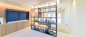 étagères en séparateur d'espaces dans une pièce