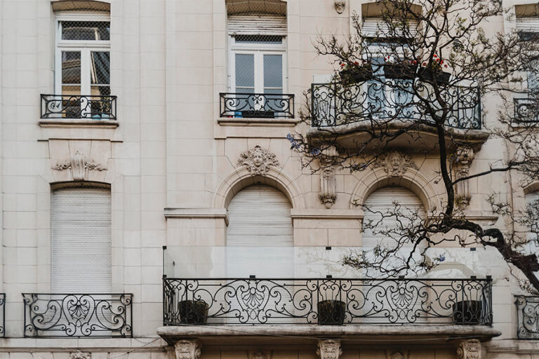façade de bâtiment haussmannien avec des fenêtres et balcons