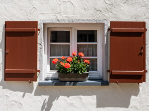 fenêtre sur la façade de la maison