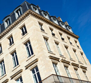 immeuble de style hausmannien dans la rue de paris