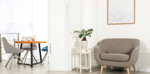 paravent au milieu de la pièce pour séparer deux espaces