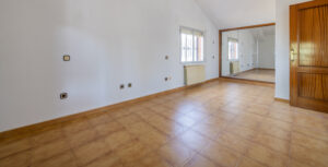 pièce vide à rénover sol en carrelage les meubles ont été enlevés avant la pose du parquet