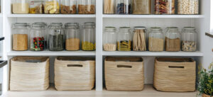 placard de cuisine bien rangé et organisé avec des paniers et bocaux
