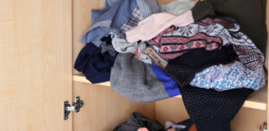 placard désordonné avec des vêtements en boule