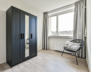 placard en bois noir dans la chambre