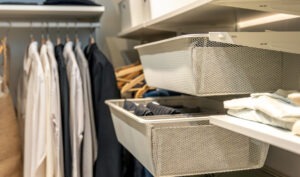 placard organisé avec des accessoires de rangement