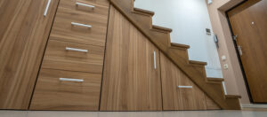 placard sur mesure sous un escalier