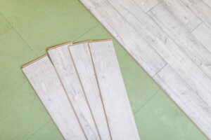 plancher stratifié en cours de pose sur une sous couche isolante