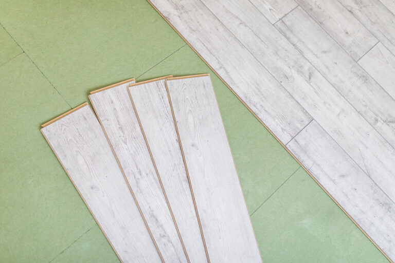 plancher stratifié en cours de pose sur une sous couche isolante