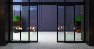 portes automatique vitrées coulissantes à l'entrée de l'hôtel moderne