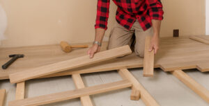 pose du parquet massif en bois cloué sur des lambourdes