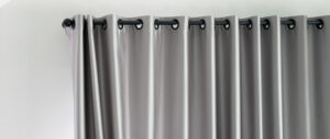 rideau gris sur la tringle