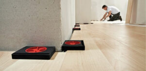 utiliser des cales pour poser le parquet en rénovation sol de la maison