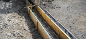 coffrage de longrine béton fondation pour rail de portail