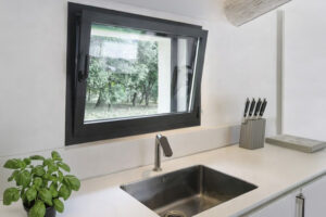 fenêtre à soufflet en aluminium noir dans la cuisine