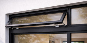 fenêtre avec une imposte ouvrante entrebaillée type vasistas