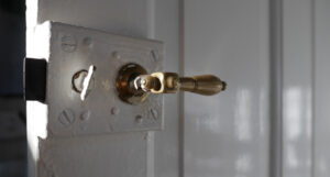 gros plan sur la poignée de la vieille porte en bois