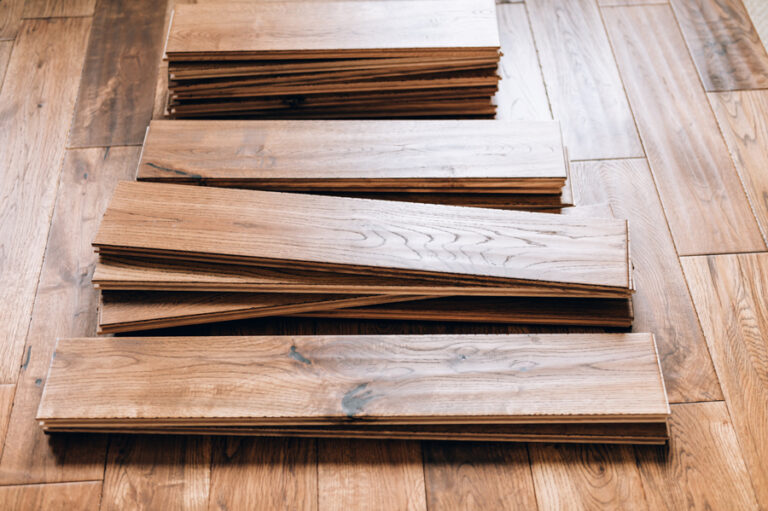 parquet en chêne massif avec les lames de parquet en attente d'être posées sur le parquet déjà installé