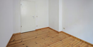 pièce vide avec du parquet bois dans le sens de la largeur