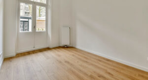 pièce vide avec du parquet dans le sens de la longueur