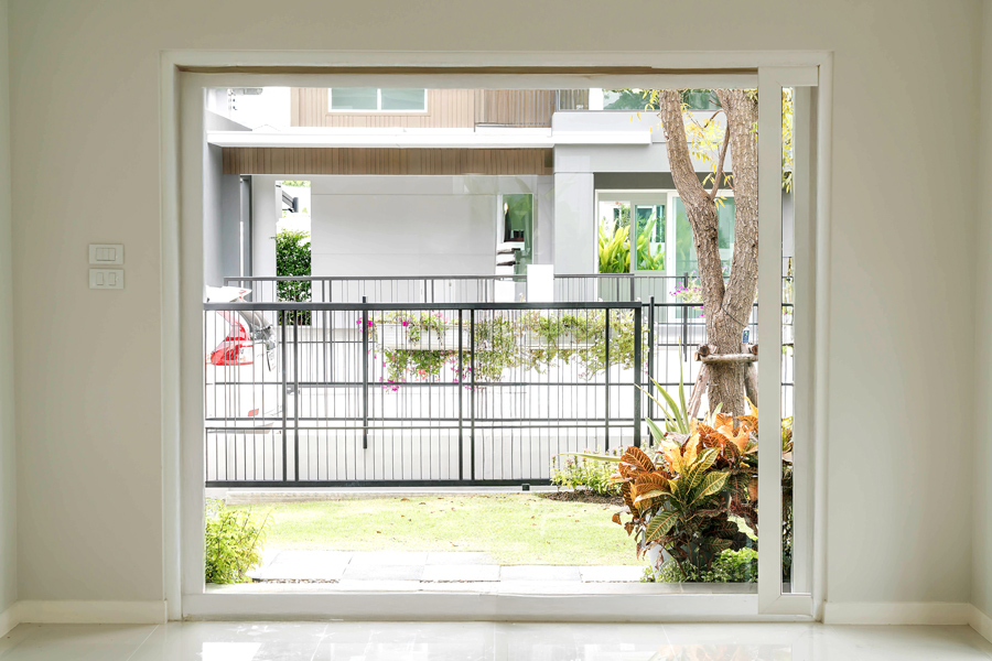 porte fenêtre vitrée à galandage avec vue sur le jardin