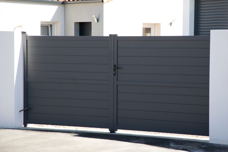 portail gris à l'entrée de la maison moderne