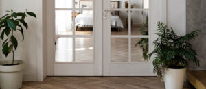 porte vitrée à l'intérieur de la maison séparation entre deux pièces