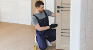 technicien installe la porte d 'ntérieur