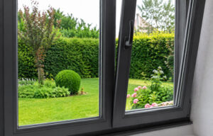 fenêtre aluminium ouverte en oscillo-battant