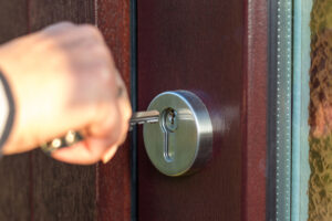 gros plan sur la main qui va insérer la clé dans la serrure de la porte