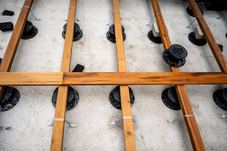 installation du cadre de pont de la terrasse bois. lambourdes sur plots