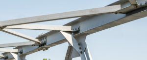 la structure métallique du pont avec des boulons et écrous visibles