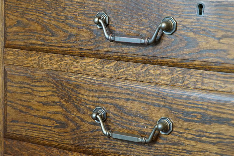 meuble rustique en bois gros plan sur les poigées vintage métalliques en zamak