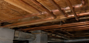tuyauterie canalisations chauffage eau chaude au plafond du vide sanitaire du bâtiment