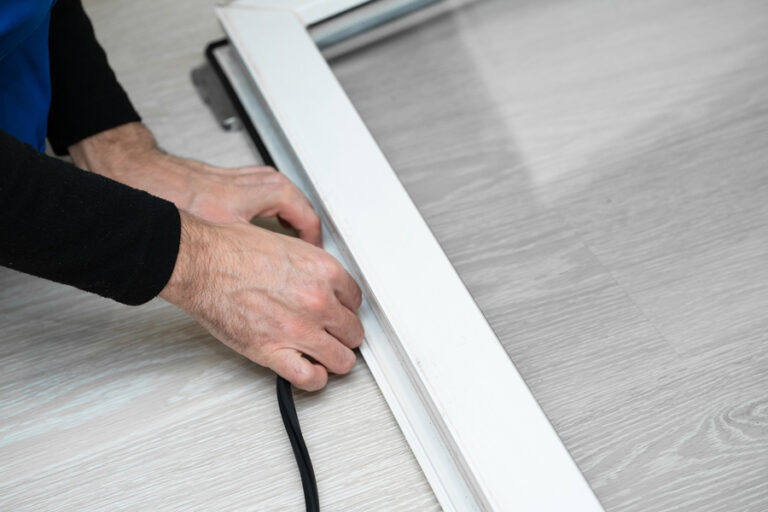 bricoleur change le joint caoutchouc sur la fenêtre PVC