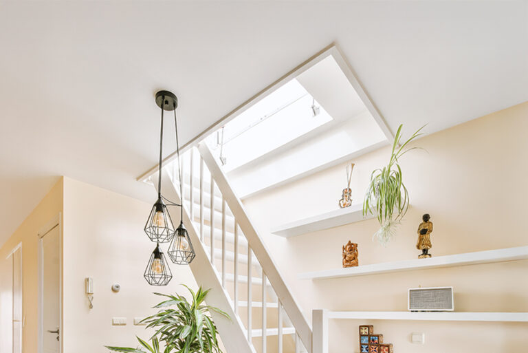 cage d'escalier en bois blanc moderne trémie lumineuse rectangle