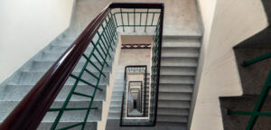 escalier hélicoïdal dans l'immeuble