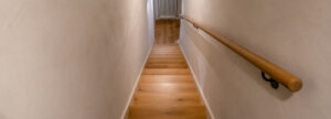 escalier très étroit avec main courante à droite