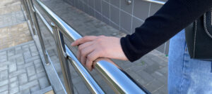 la main se tient a la ramps dans les escaliers extérieurs dans la rue