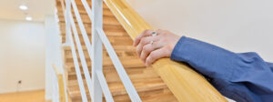 la main tient la rampe de l'escalier pour monter