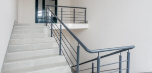 la rampe des escaliers est contrastée robuste et dans un matériau lisse