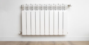 radiateur eau chaude blanc sur le mur blanc de la maison